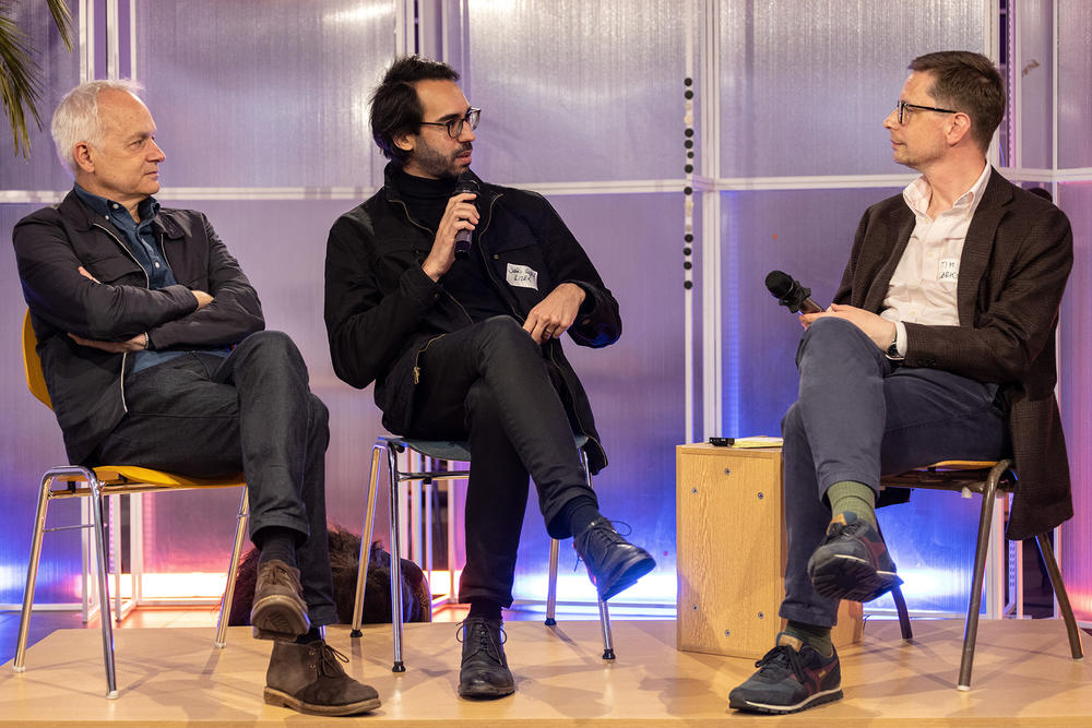 Versammlung in der zeitgenössischen Kunst als Intervention: darüber sprachen Eric de Bruyn und João Gabriel Rizek (A02) mit Tim Lörke.