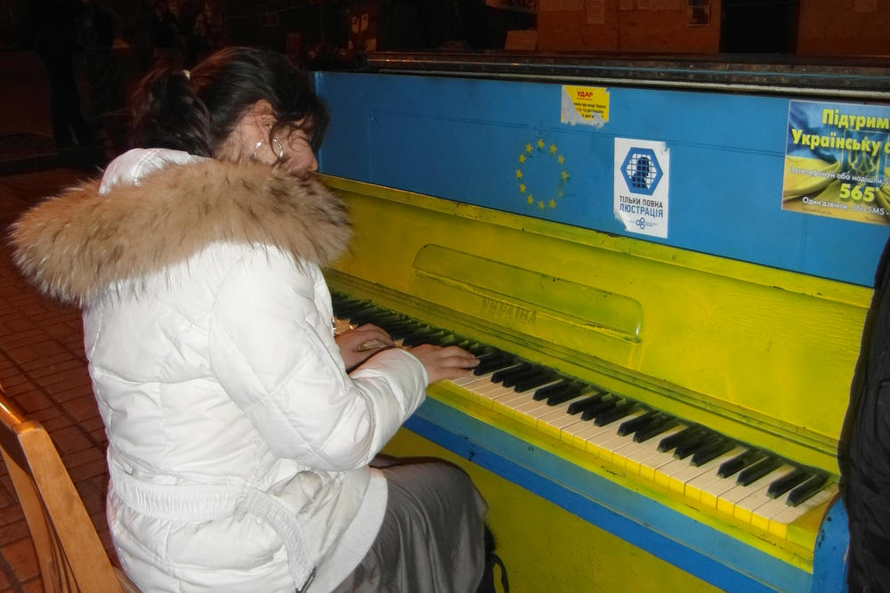Frau am Klavier in Kyjiv