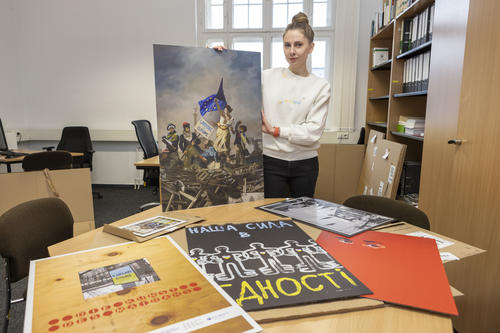Iryna Kovalenko präsentiert Werke der Ausstellung „Umkämpfte Entscheidung für Europa“