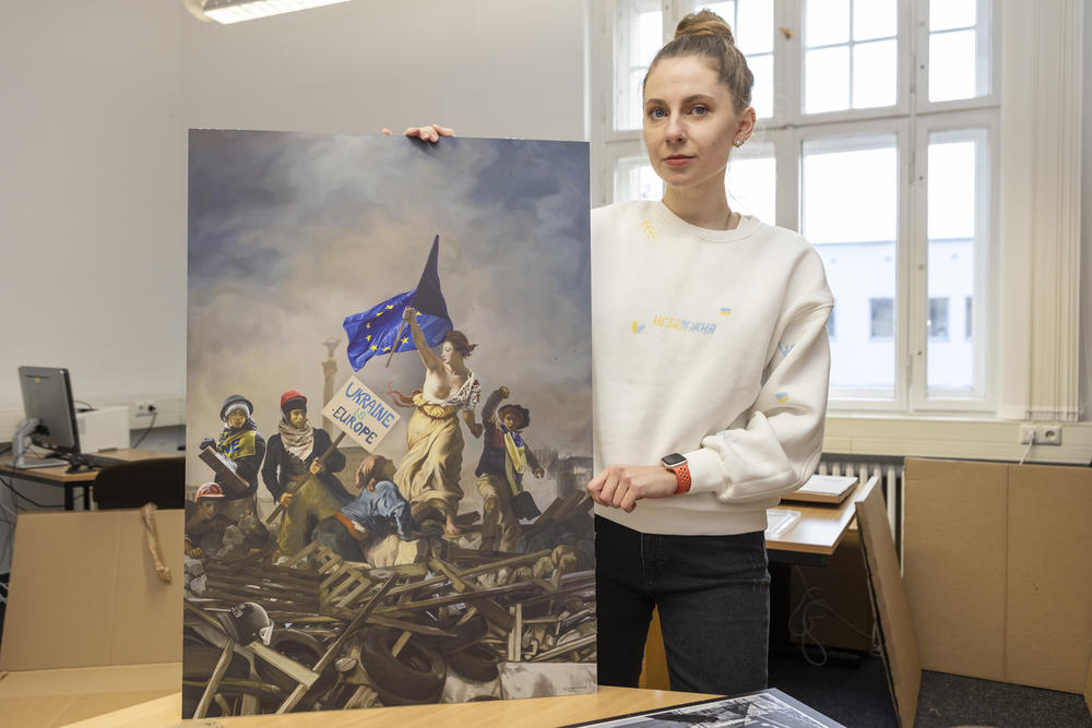 Iryna Kovalenko präsentiert Werke der Ausstellung „Umkämpfte Entscheidung für Europa“
