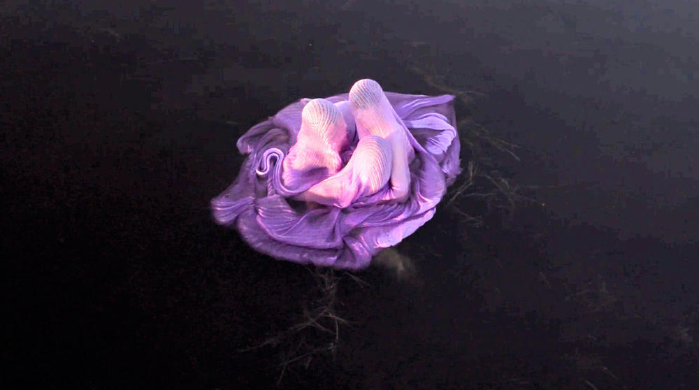 An offering to the waters of the estuarian lagoon of Ummanz. Performative sculptures, hand weaved nets, dimensions variable. Film still
