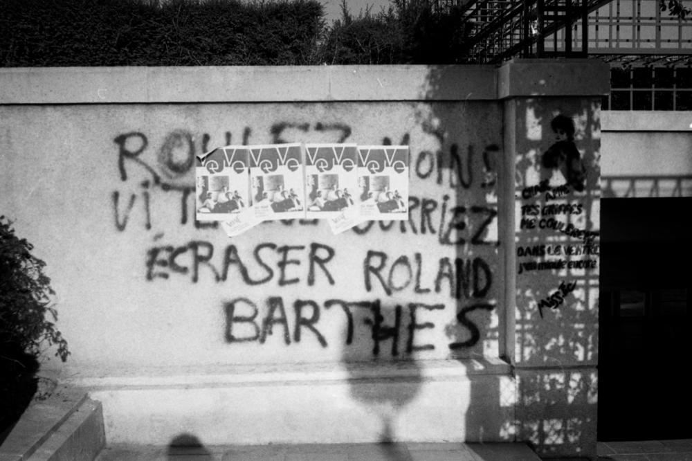 "Roulez moins vite vous pourriez écraser Roland Barthes", Paris 1985