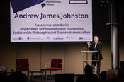 Andrew James Johnston spricht ein Grußwort