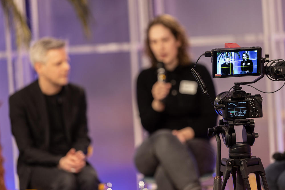 Wann ist Theater politisch? Vielschichtige Medien spielen bei Matthias Warstat und Naomi Boyce von A01 eine Rolle.